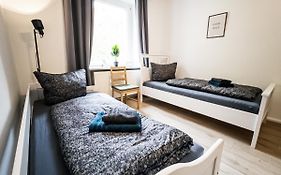 Ruhige 2 Schlafzimmer Wohnung: 5 Einzelbetten + Kueche, Modernes Bad, Tv, Waschmaschine